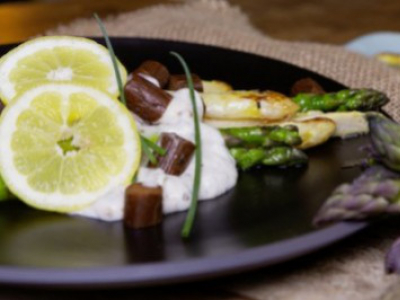 HERBASCH - Green and white pan-fried asparagus with lemon sour cream and cabanos